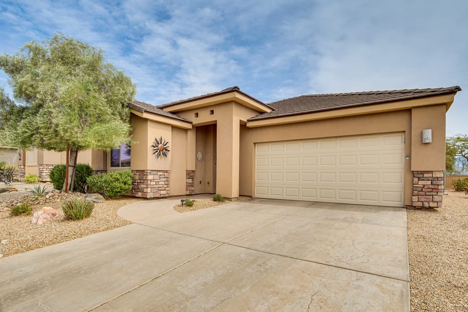 Hike, Golf & Try Your Luck! Mtn-View Mesquite Home House in Mesquite