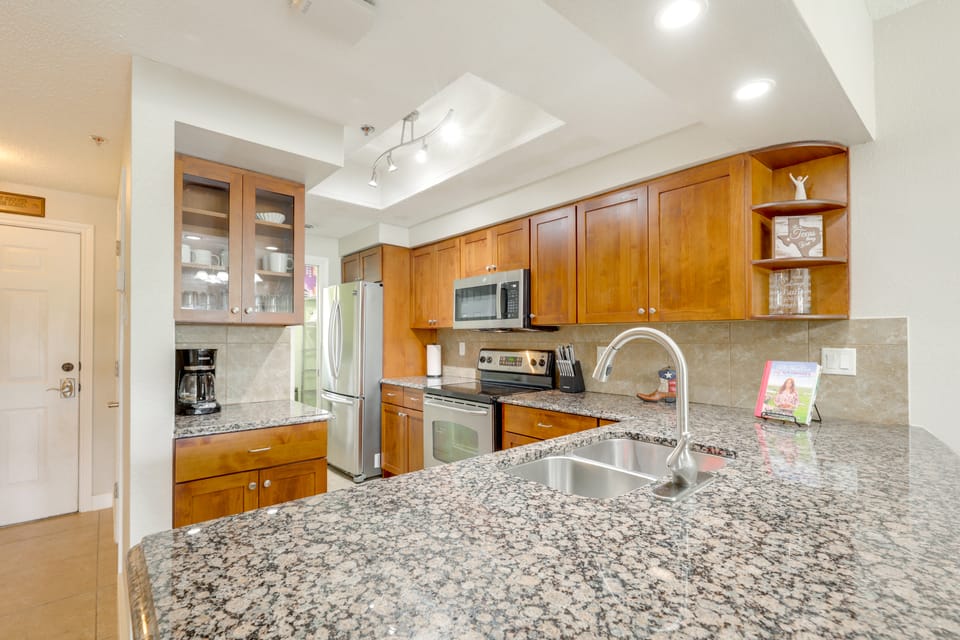 Gem w/ Stunning Lake Travis Views Overlooking Pool Apartment in Lago Vista