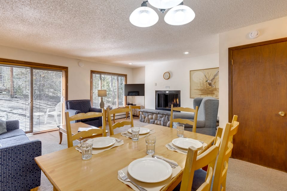 Walk to Trails & Hideaway Park! Main Street Condo Apartment in Fraser