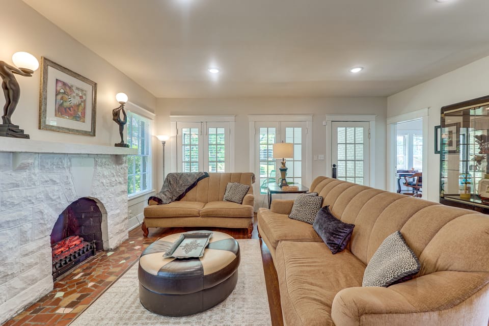 Walk to Amphitheater, BJCC & Stadium: 1920s Gem! House in Birmingham