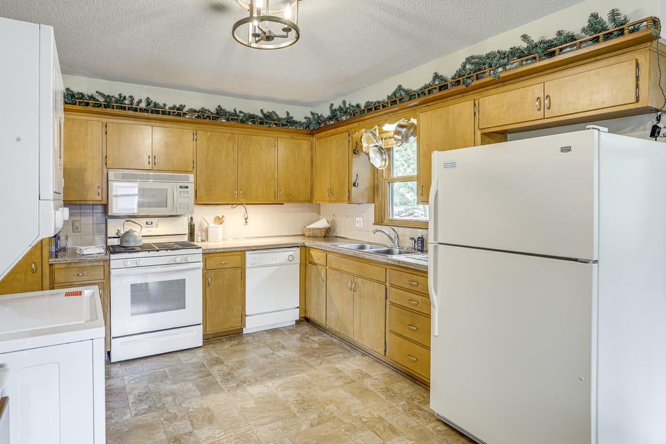 6 Mi to Arrowhead Stadium! Home w/ Screened Porch House in Independence