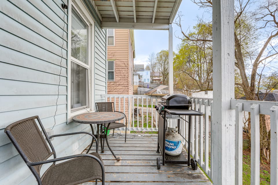 1 Mi to Erie Canalway Trail! Condo w/ Grill Apartment in Adirondack Mountains