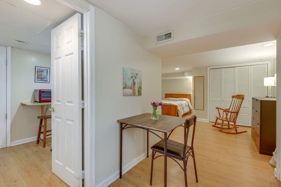 Gateway to Downtown Baltimore! Cozy & Private Unit Apartment in Towson