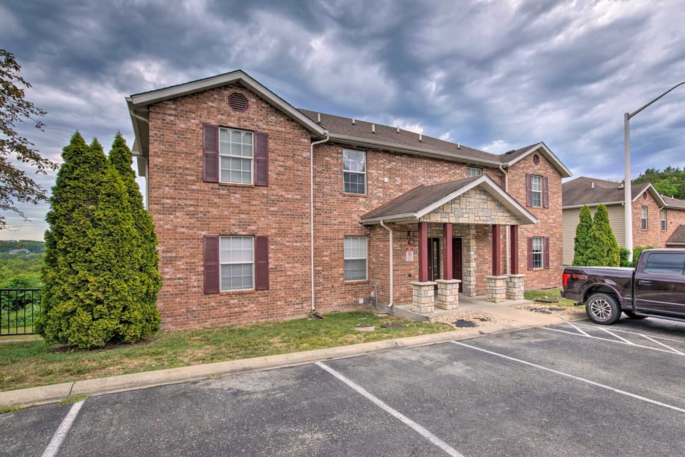 Mtn Views & Pool Access: 2 Units Near Dtwn Branson Apartment in Branson