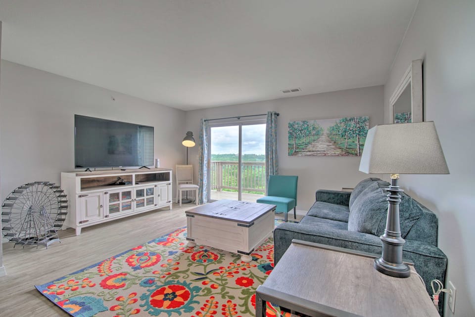 Mtn Views & Pool Access: 2 Units Near Dtwn Branson Apartment in Branson