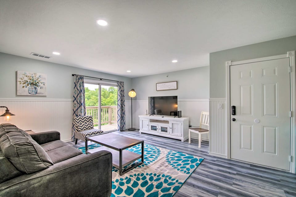 Mtn Views & Pool Access: 2 Units Near Dtwn Branson Apartment in Branson