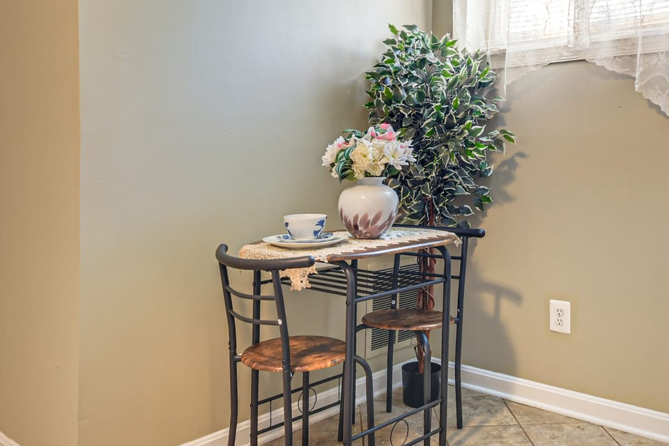 12 Mi to Nat'l Mall: Cozy Apt w/ Shared Patio Apartment in Springfield