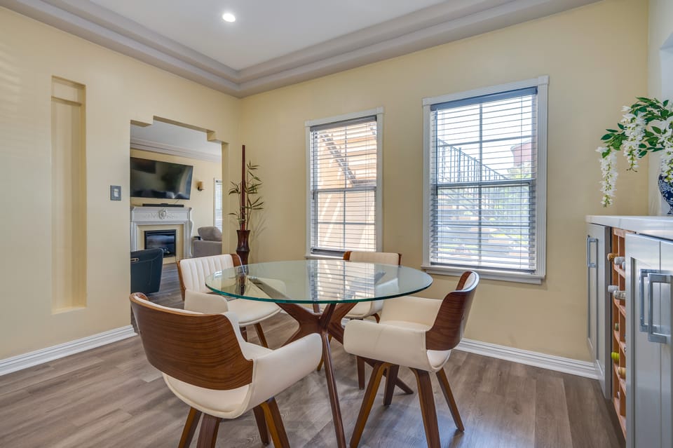 3 Mi to USC, 6 Mi to SoFi Stadium! Modern LA Apt Apartment in Los Angeles