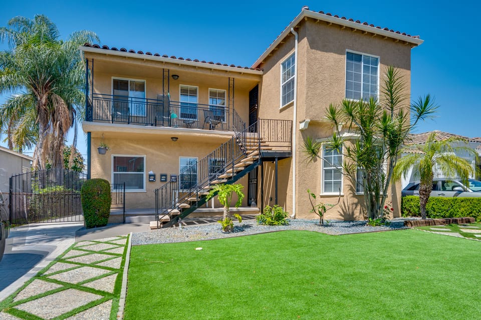 3 Mi to USC, 6 Mi to SoFi Stadium! Modern LA Apt Apartment in Los Angeles