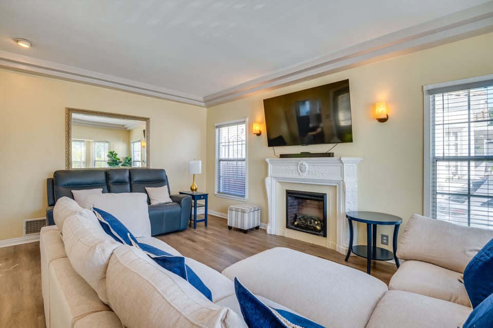 3 Mi to USC, 6 Mi to SoFi Stadium! Modern LA Apt Apartment in Los Angeles