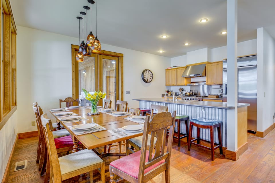 Private Beach & Hot Tub: Eastsound Waterfront Gem House in Washington