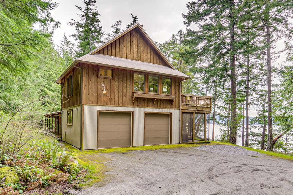 Private Beach & Hot Tub: Eastsound Waterfront Gem House in Washington