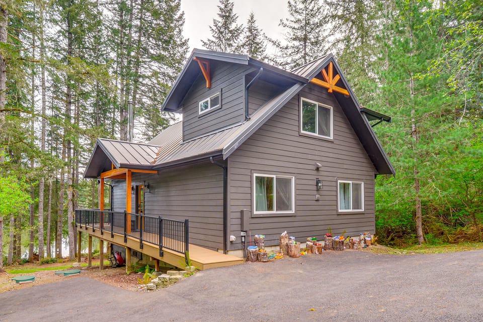 Lakeside Bliss in Tahuya! Modern Family Getaway House in Hood Canal