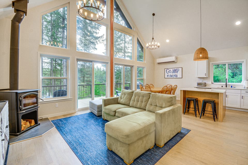 Lakeside Bliss in Tahuya! Modern Family Getaway House in Hood Canal