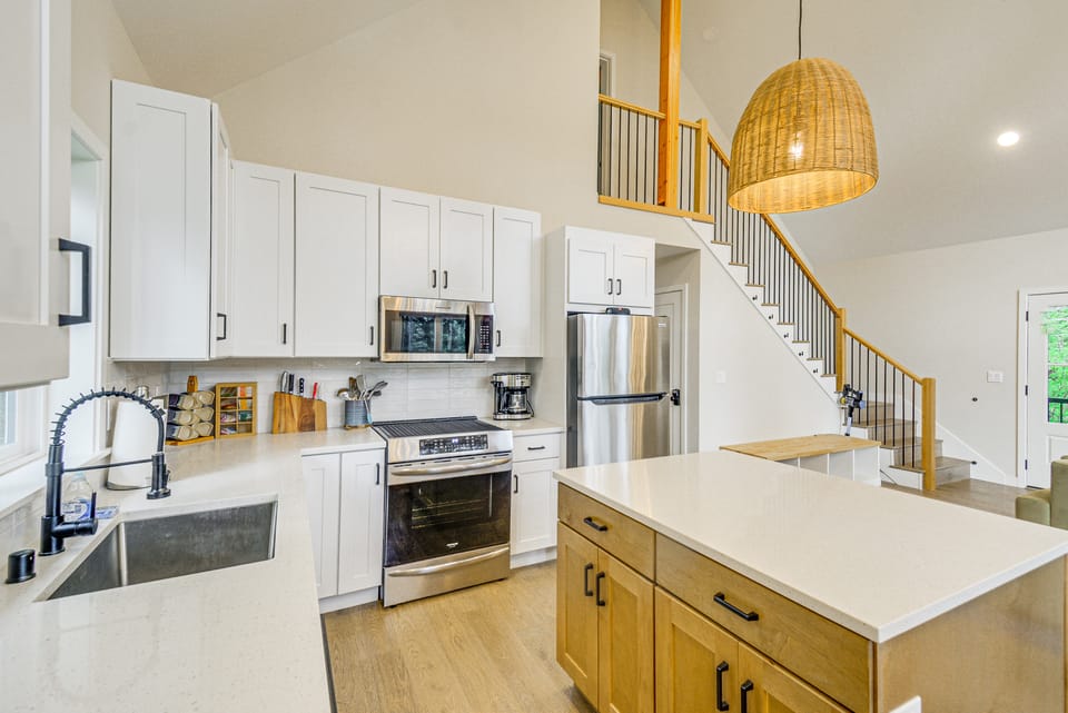 Lakeside Bliss in Tahuya! Modern Family Getaway House in Hood Canal