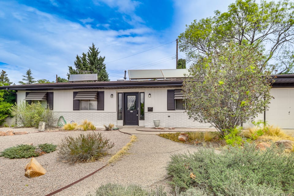 Walk to UNM! Quiet Extended Escape w/ Patio House in Albuquerque