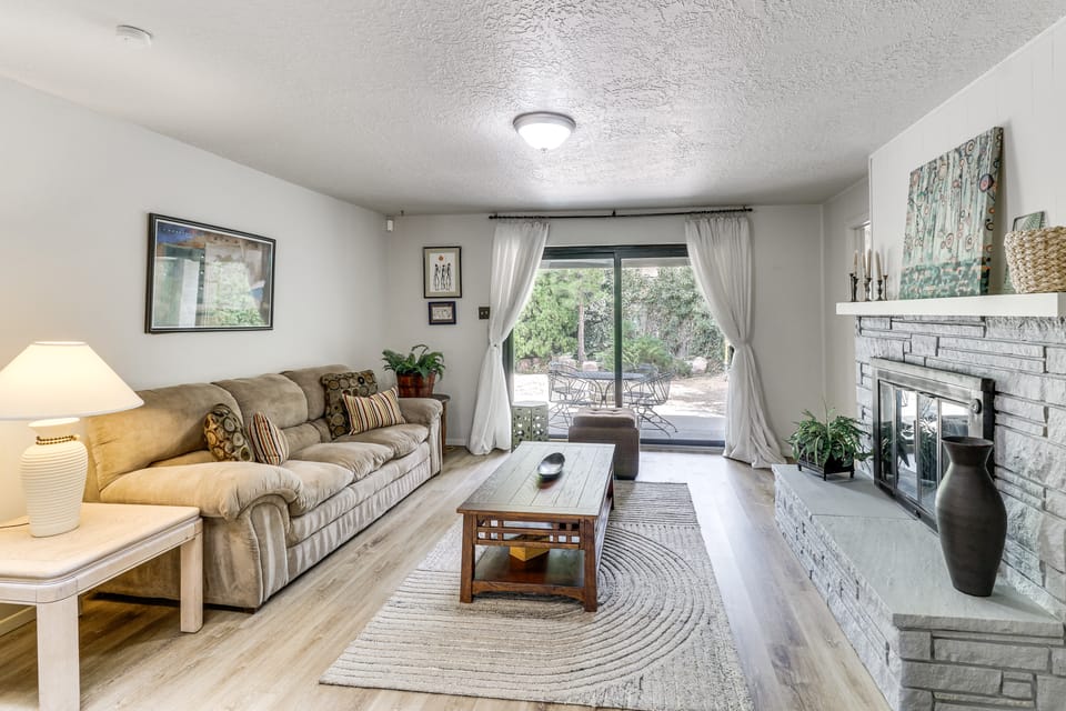 Walk to UNM! Quiet Extended Escape w/ Patio House in Albuquerque