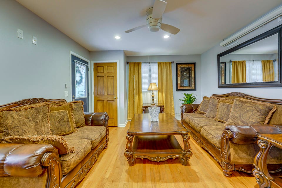 < 1 Mi to Oakland University: Cozy Retreat w/ Yard House in Auburn Hills