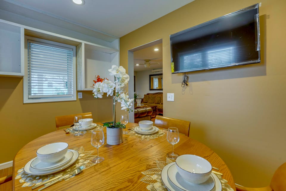 < 1 Mi to Oakland University: Cozy Retreat w/ Yard House in Auburn Hills
