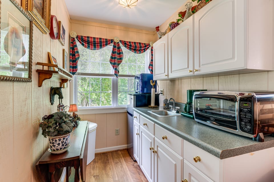 Pool Access! Cozy Couple's Getaway in Kilmarnock Apartment in Virginia
