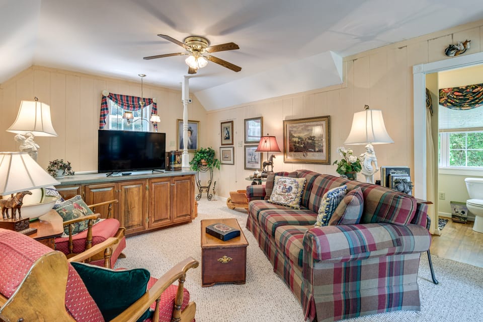Pool Access! Cozy Couple's Getaway in Kilmarnock Apartment in Virginia