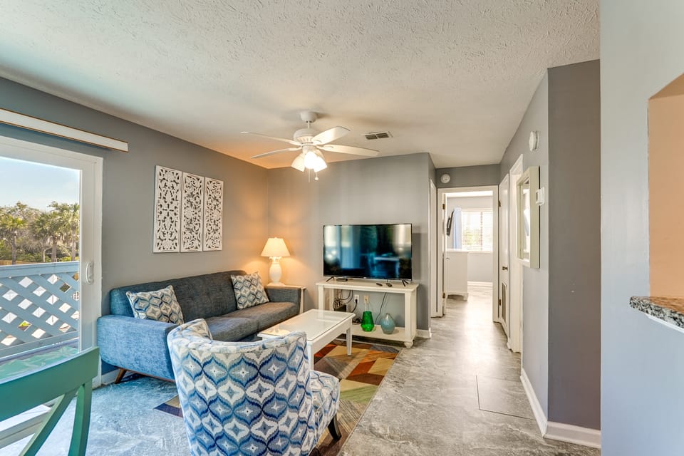 Walk to Beach, Pool-View Balcony! PCB Condo Apartment in Panama City Beach