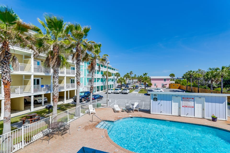 Walk to Beach, Pool-View Balcony! PCB Condo Apartment in Panama City Beach