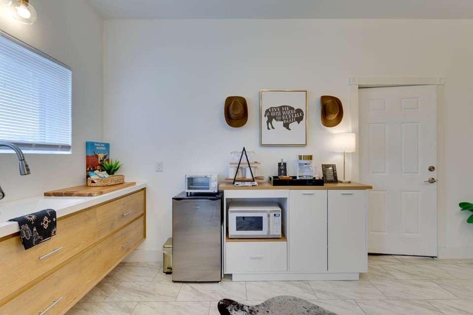 1 Mi to OU! Sleek Guest House w/ Gas Grill House in Norman