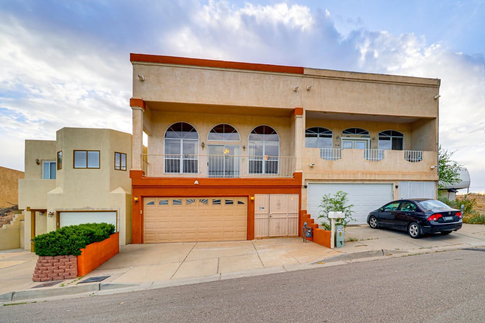 ABQ Townhouse w/ Mtn-View Balcony: Pets Welcome! Apartment in Albuquerque