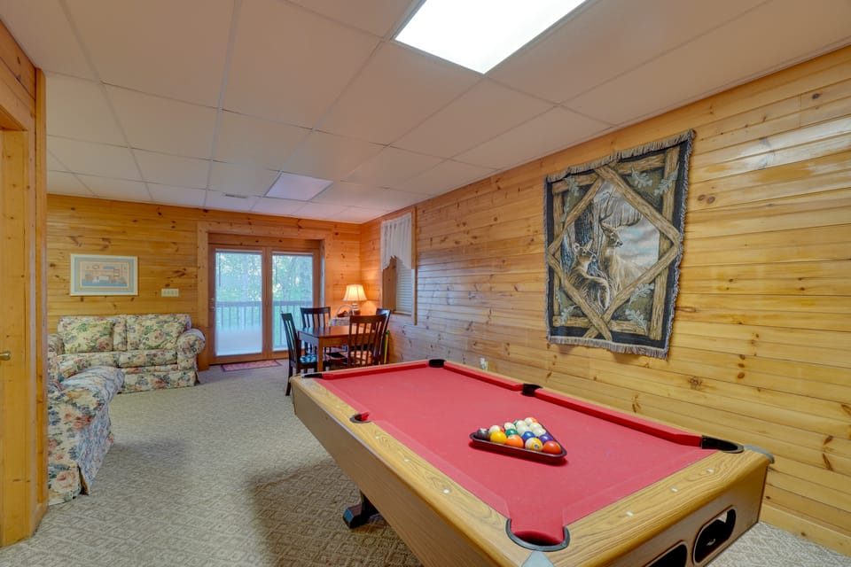 Wooded Cabin w/ Decks & Dale Hollow Lake Views! House in Tennessee
