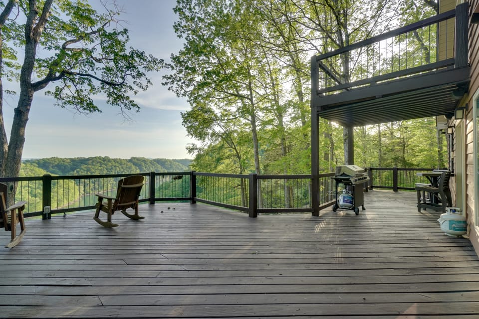 Panoramic Lake Views! Dale Hollow Lake Cabin Cottage in Tennessee