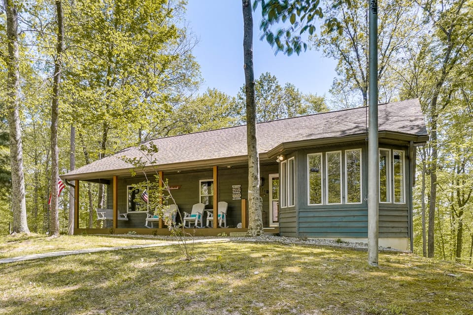 2 Mi to Dale Hollow Lake! 'Shadowood' Group Escape House in Tennessee