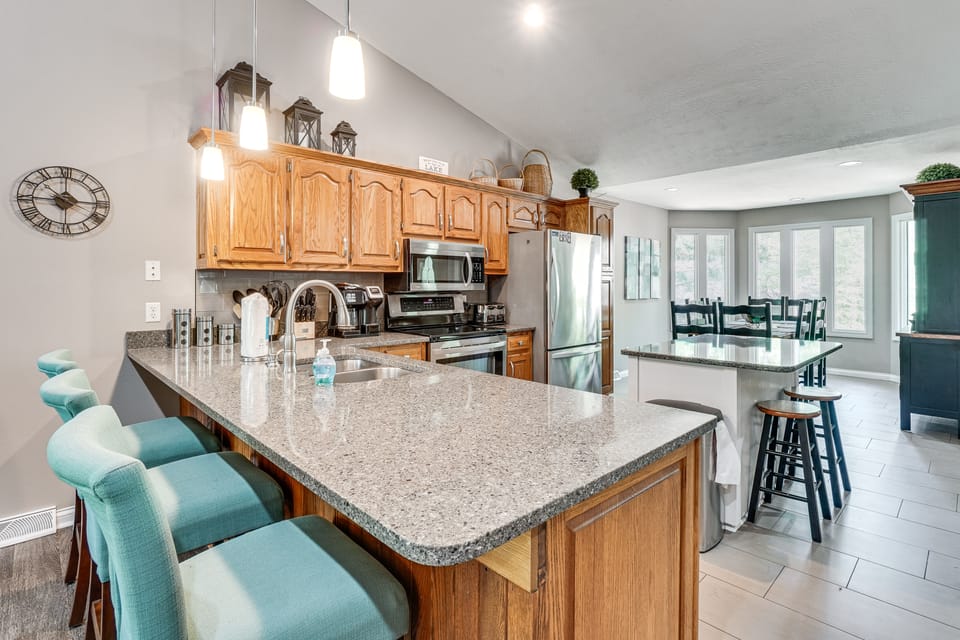 2 Mi to Dale Hollow Lake! 'Shadowood' Group Escape House in Tennessee