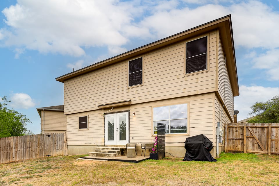 Extended Stay in SATX Area! Family Home w/ Yard House in Schertz