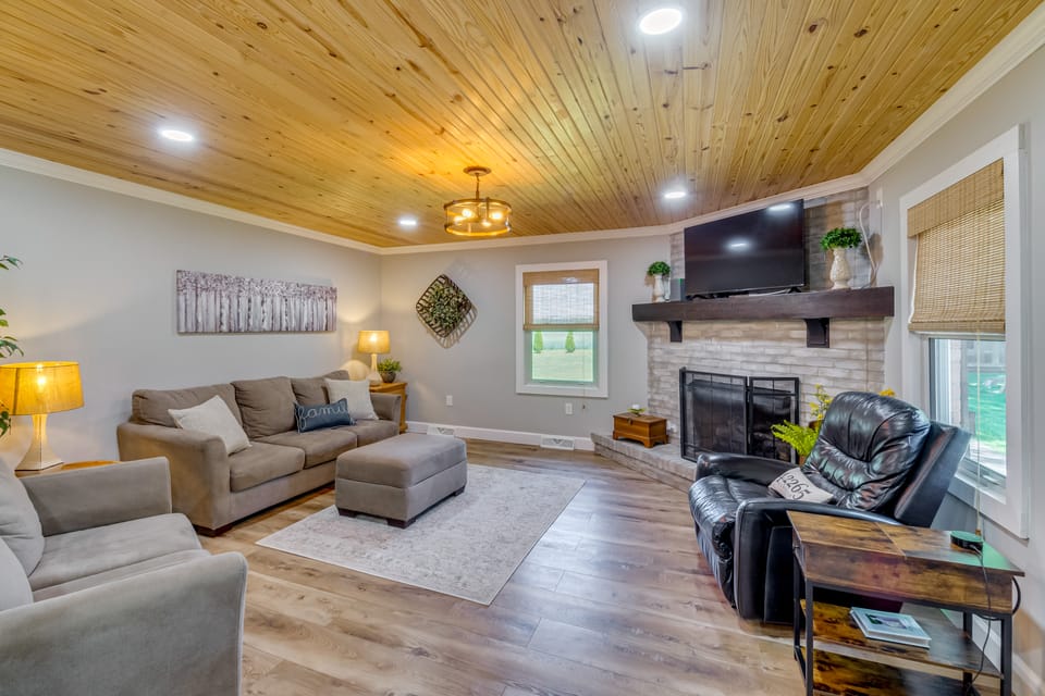 Covered Patio, Fire Pit & Grills: Olmstead Getaway House in Kentucky
