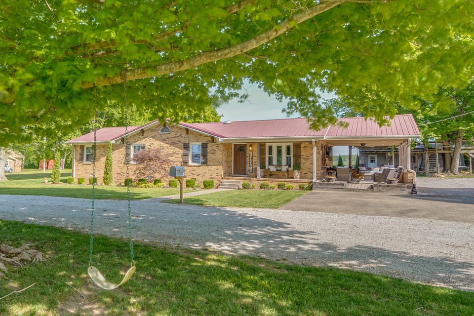Covered Patio, Fire Pit & Grills: Olmstead Getaway House in Kentucky