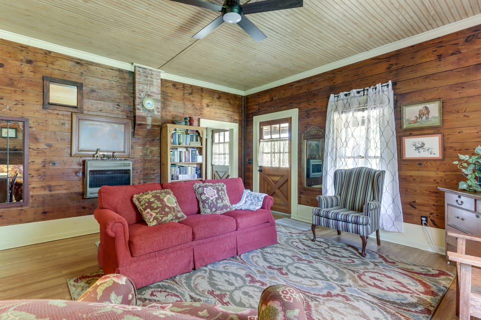 Vintage Charm + Outdoor Calm: Rural Arkansas Cabin House in Arkansas