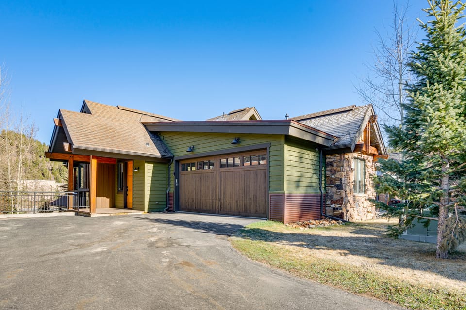 Walk to Gondola! All-Season Breck Base w/ Hot Tub Apartment in Breckenridge