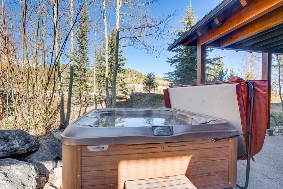 Walk to Gondola! All-Season Breck Base w/ Hot Tub Apartment in Breckenridge