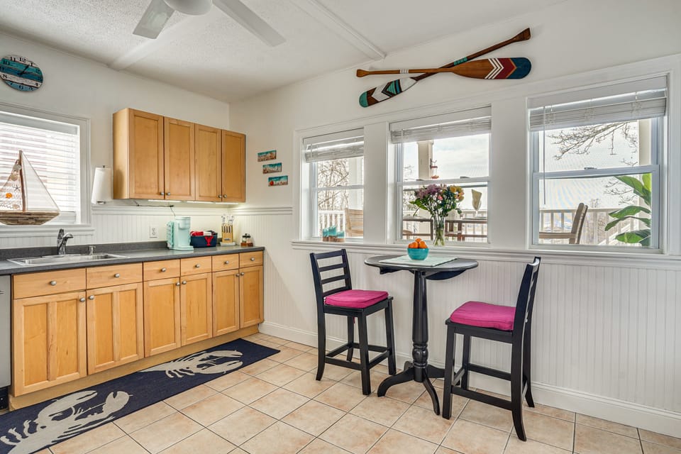 Gloucester Large 2-Room Studio, Full Kitchen, Deck Apartment in Gloucester