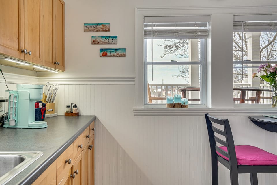 Gloucester Large 2-Room Studio, Full Kitchen, Deck Apartment in Gloucester