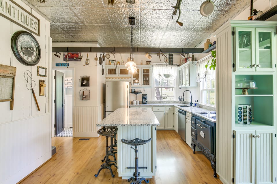 ‘Femme Osage Haus’ Getaway w/ Hot Tub in Augusta! House in Ozark Mountains