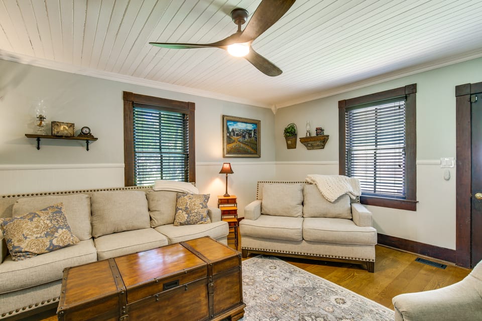 ‘Femme Osage Haus’ Getaway w/ Hot Tub in Augusta! House in Ozark Mountains