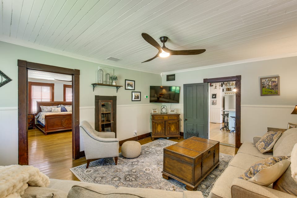 ‘Femme Osage Haus’ Getaway w/ Hot Tub in Augusta! House in Ozark Mountains