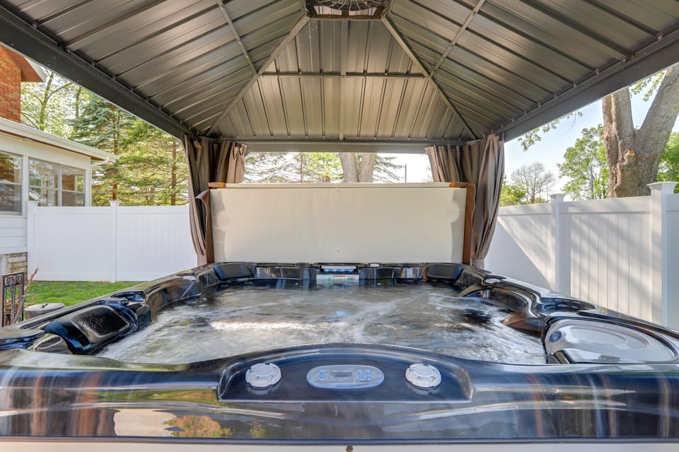 Hot Tub, Grill & Games! Family Getaway in St Louis House in Ozark Mountains
