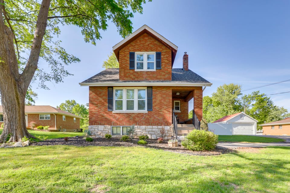 Hot Tub, Grill & Games! Family Getaway in St Louis House in Ozark Mountains