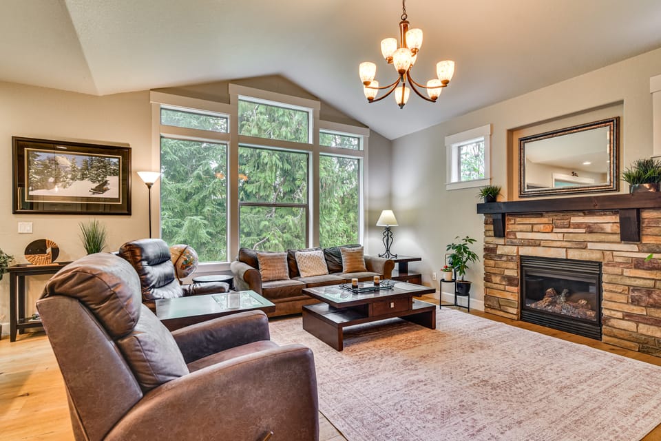 Walk to Park & Creekside Trails! Modern Sandy Home House in Clackamas County