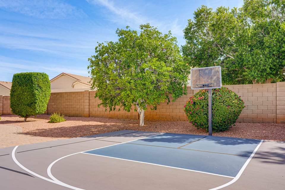 Game Room, Backyard Oasis! Glendale Group Getaway House in Glendale