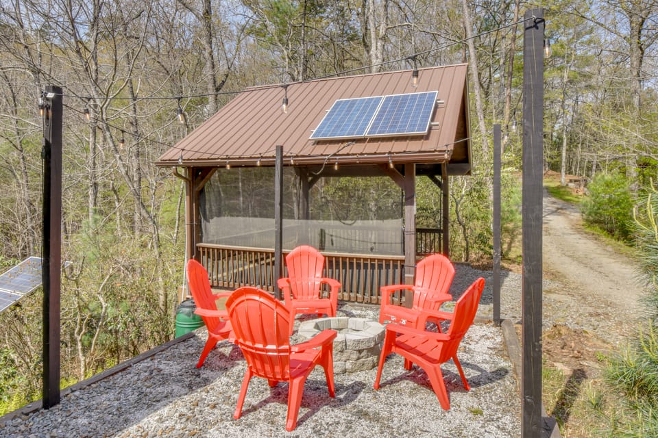 Private Hot Tub! Book-Lovers' Blue Ridge Retreat House in Georgia