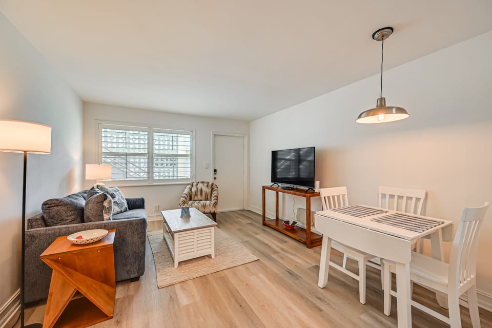 Poolside Fun, Ocean Strolls! Naples Beach Getaway Apartment in Naples